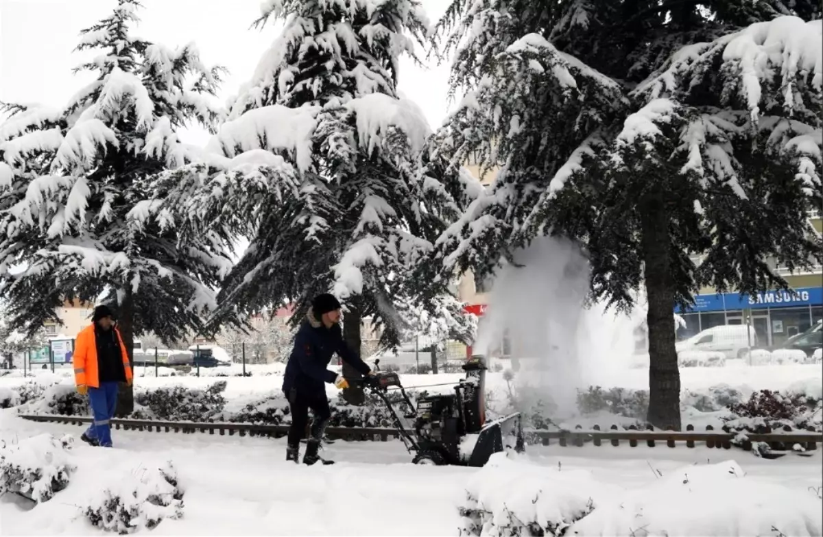 Kaldırımlar, Kar Temizleme Aracıyla Temizleniyor