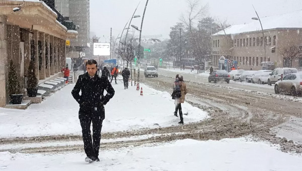 Kar ve Tipinin Etkili Olduğu Doğu Anadolu\'da Yollar Ulaşıma Kapandı