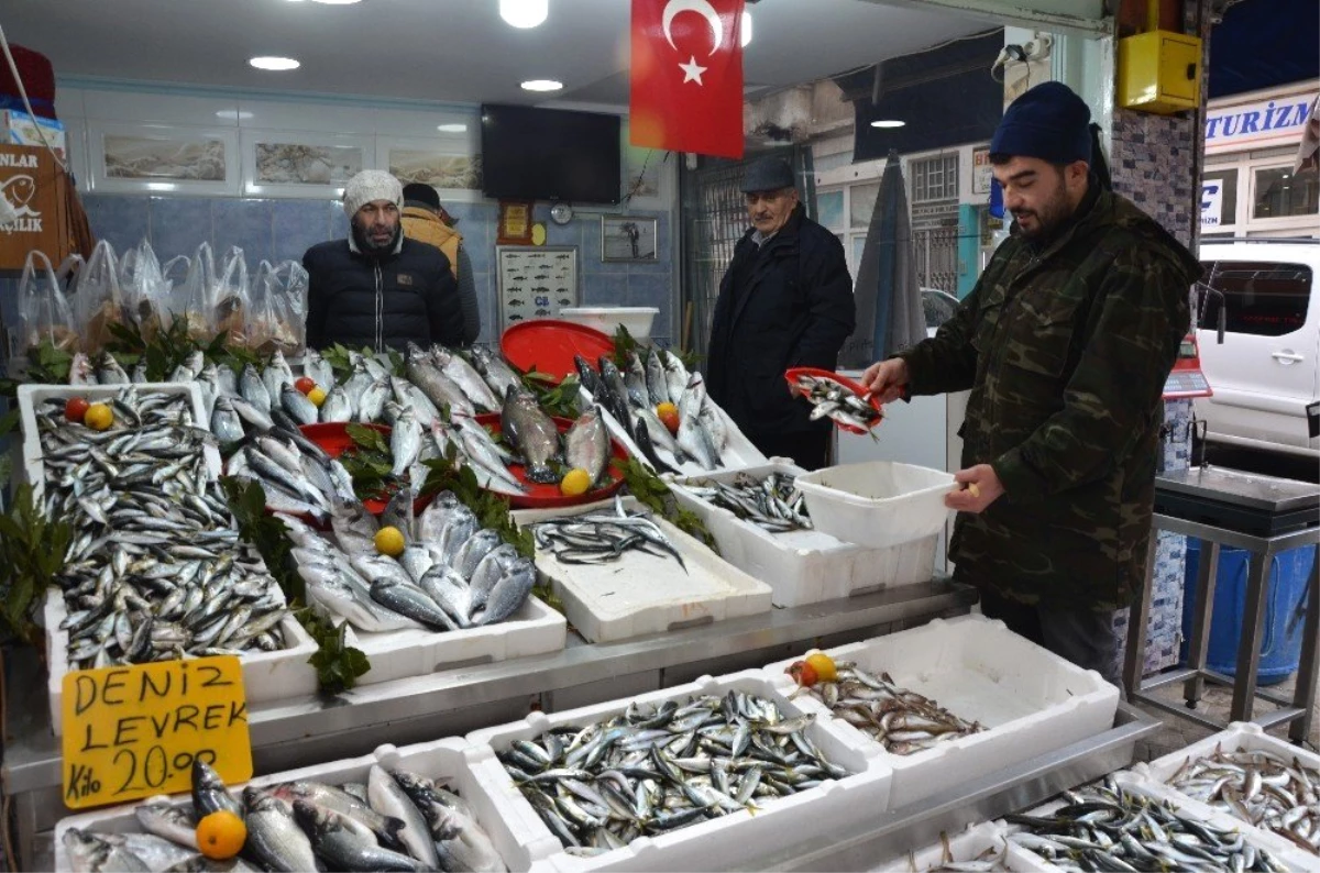 Karadeniz\'deki Fırtına Balık Fiyatlarını İkiye Katladı
