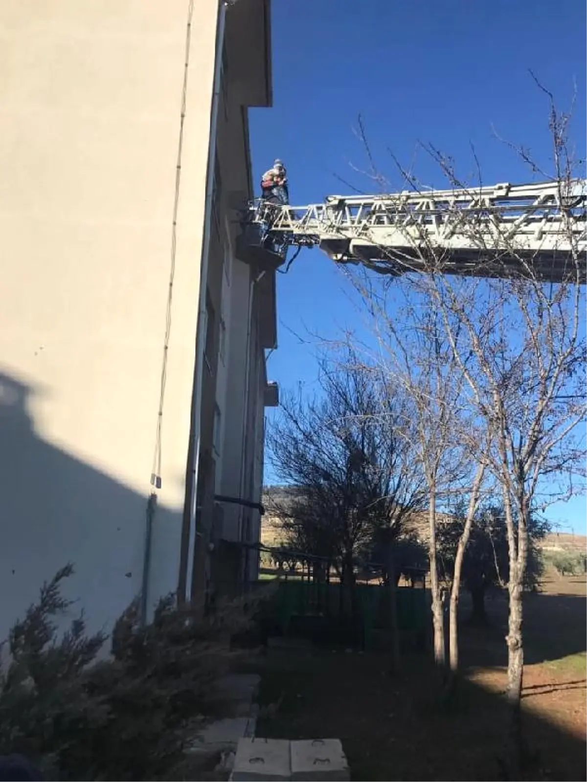 Kilis\'te Yangın; Apartmanda Mahsur Kalan 14 Kişi Kurtarıldı