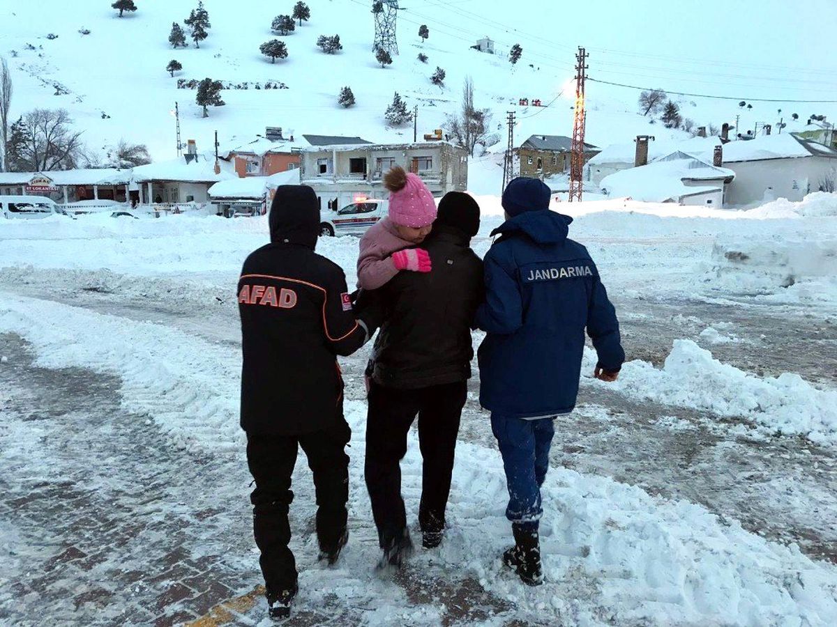 Mahsur Kalan Engelli Vatandaşları Kurtarmak İçin Küreklerle Yol Açtılar