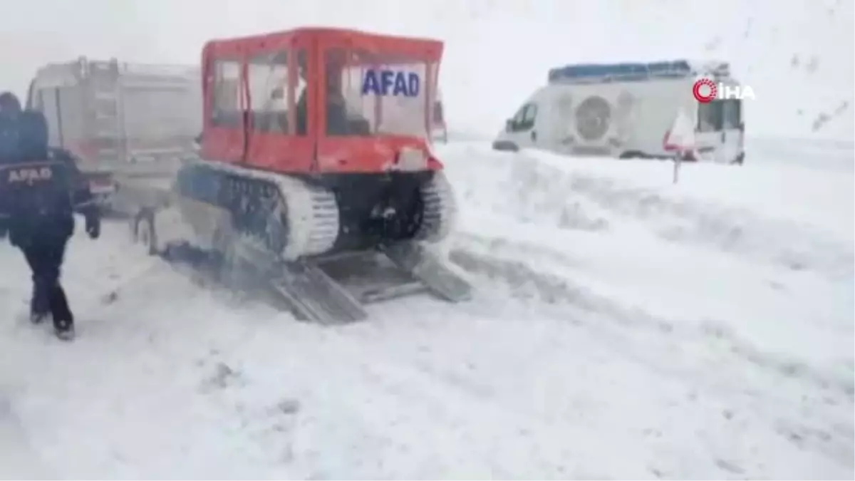 Mahsur Kalan Engelli Vatandaşları Kurtarmak İçin Küreklerle Yol Açtılar