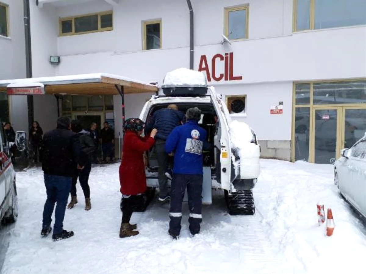 Nevşehir\'de Karda Mahsur Kalan Hastalara Paletli Ambulansla Ulaşıldı