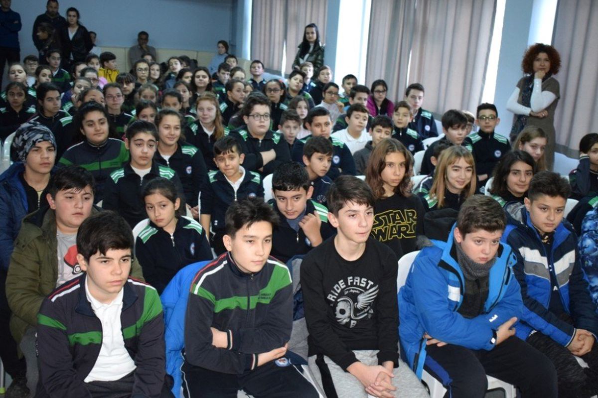 Nilüferli Hentbolcular Öğrencilerle Buluştu