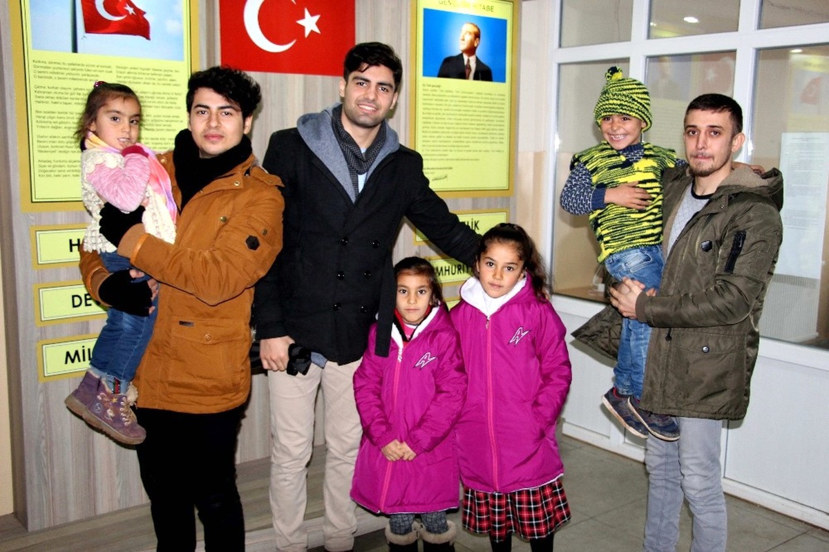 Öğrenci Kardeşleri İçin Atkı ve Bere Ördüler