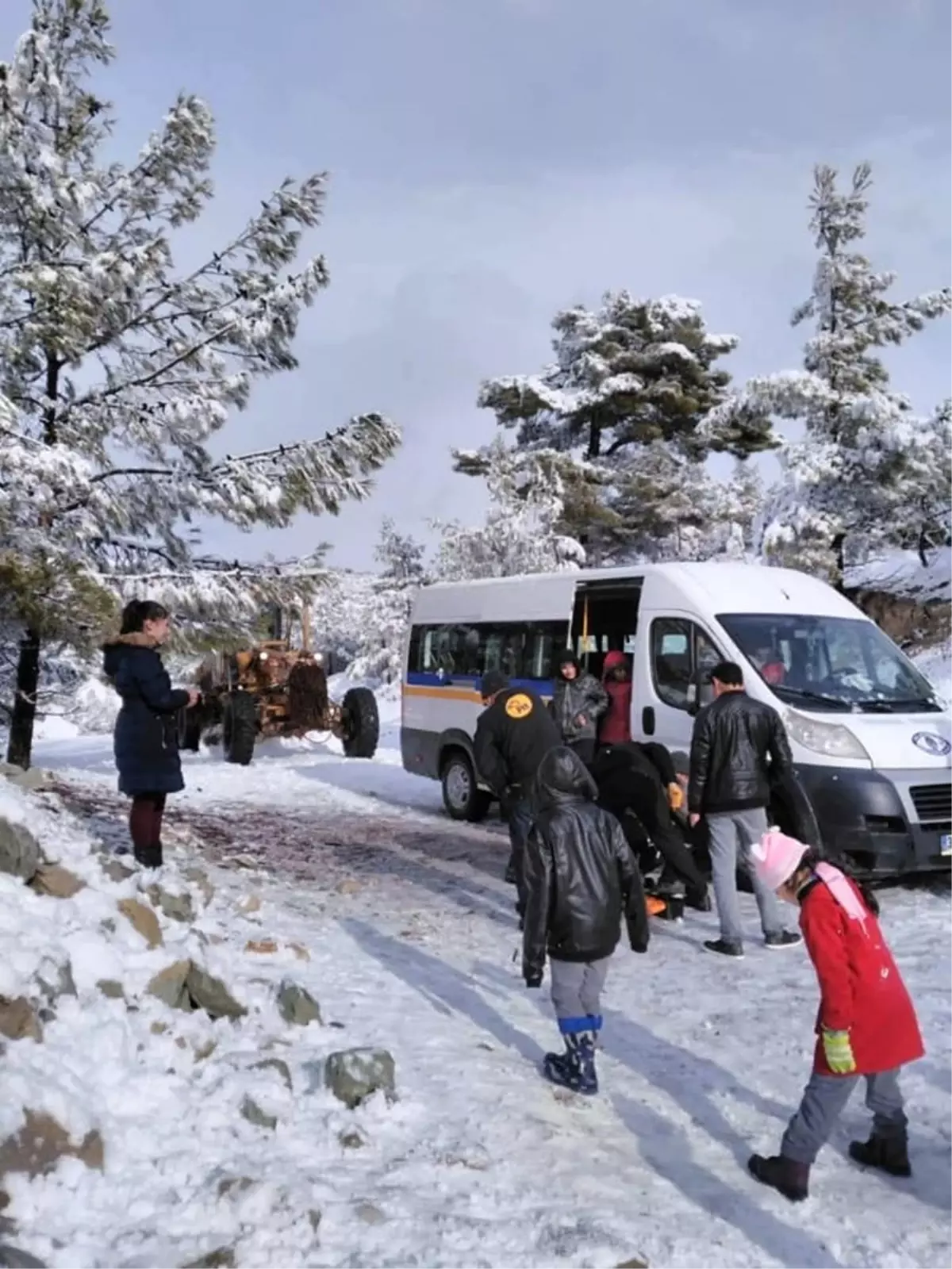 Öğrencilerin Yardımına Belediye Ekipleri Koştu