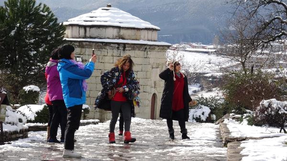 Safranbolu\'da Çinli Turistler Kar Topu Oynadı