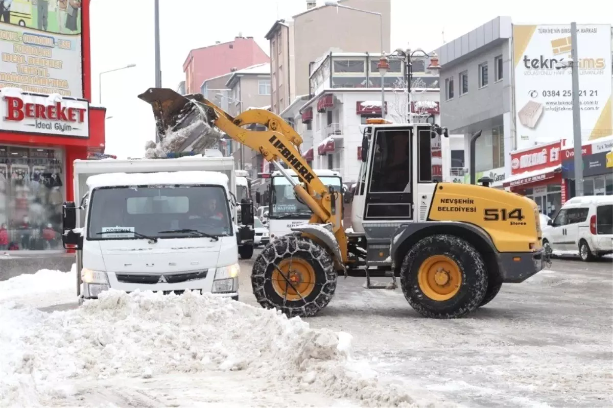 Şehir Merkezindeki Kar Temizliği Aralıksız Sürüyor