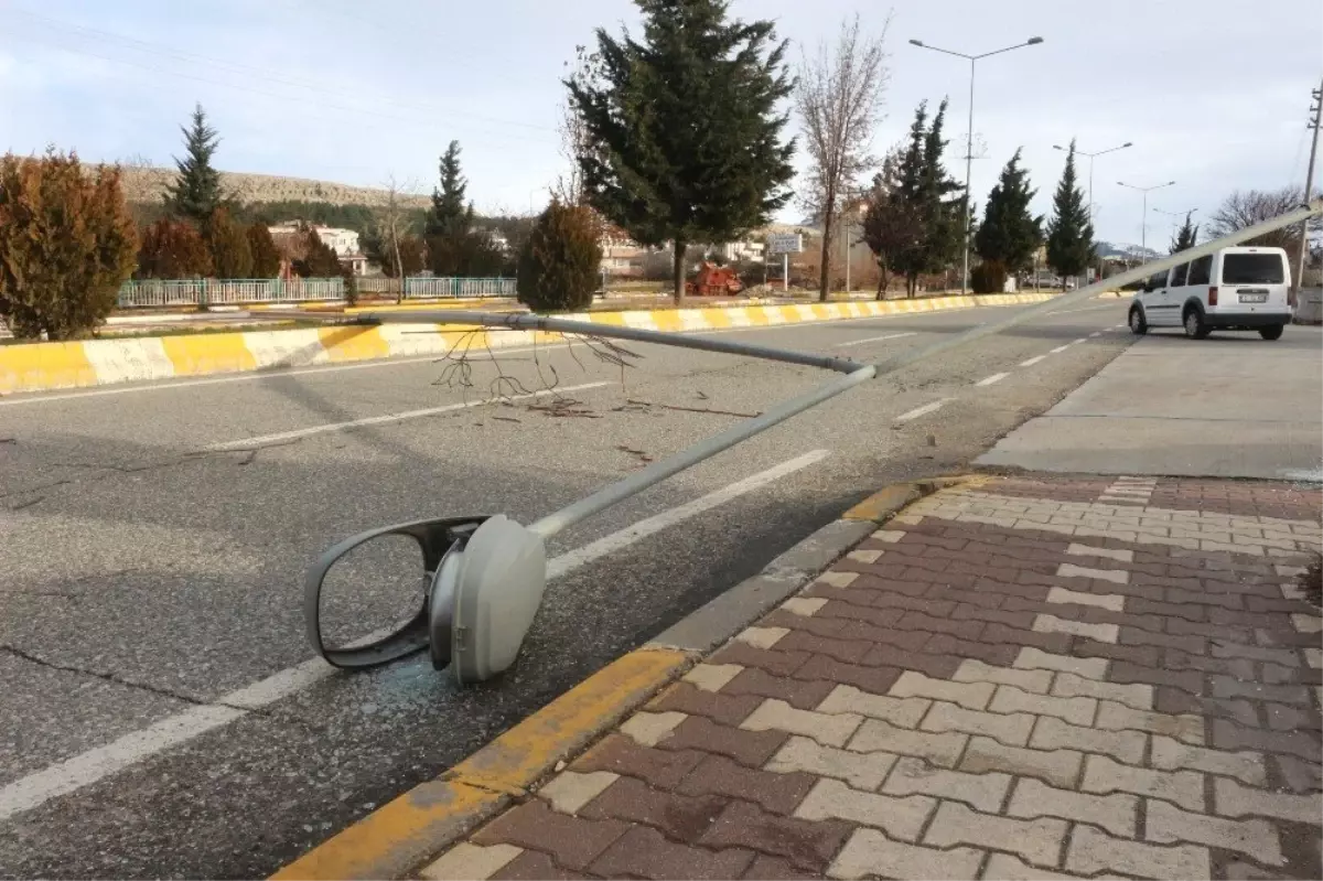 Şiddetli Rüzgar Elektrik Direğini Devirdi