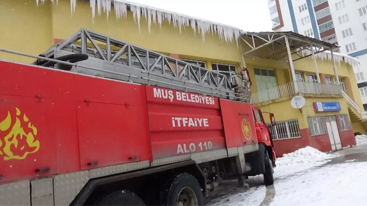 Tehlike Saçan Buz Sarkıtları Temizlendi