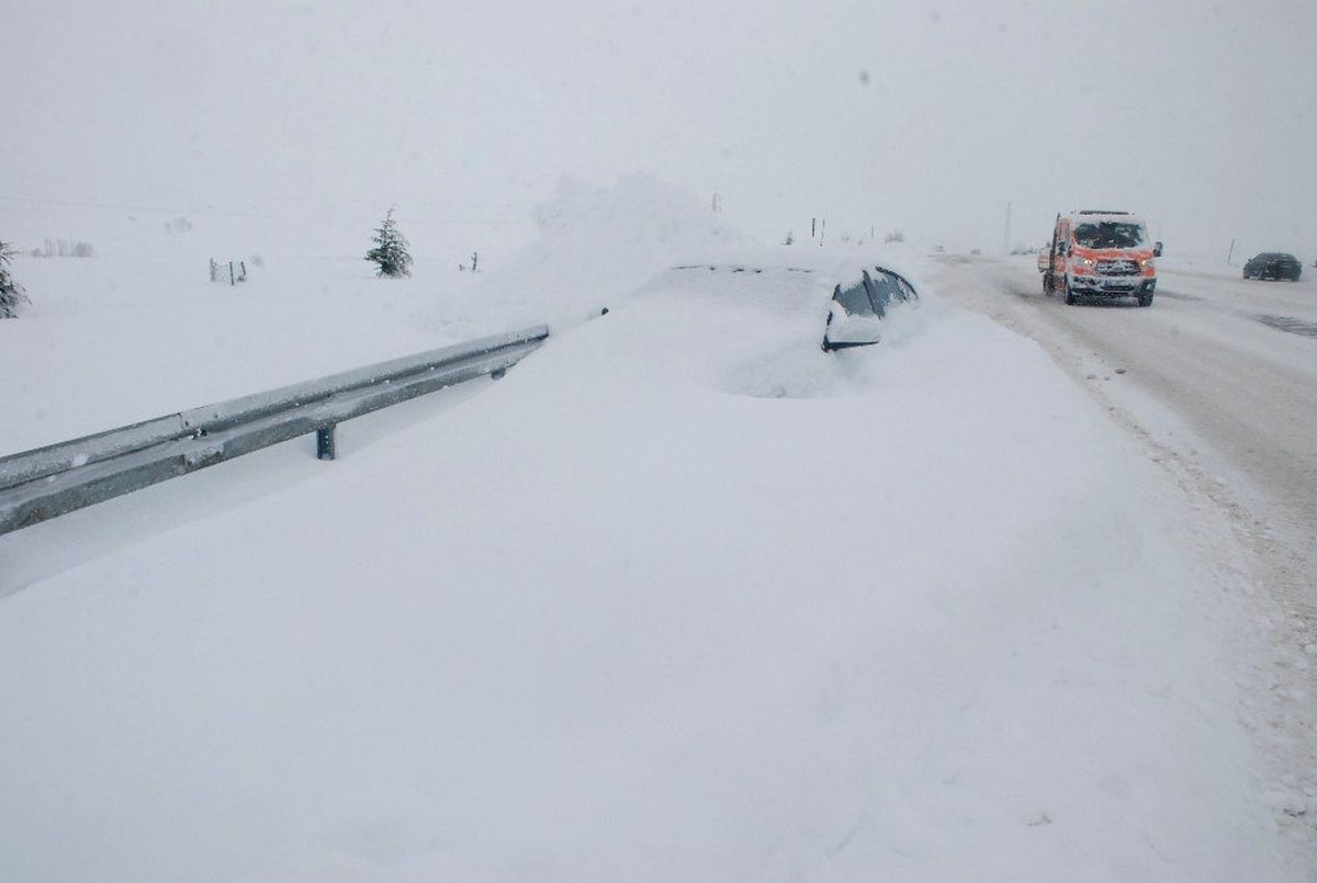Tipide Kara Gömülen Otomobiller Kurtarıldı