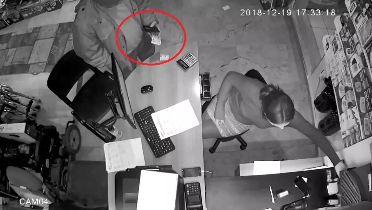 Tırnakçılık Yaparken Önce Güvenlik Kameralarına Sonra Polise Yakalandı