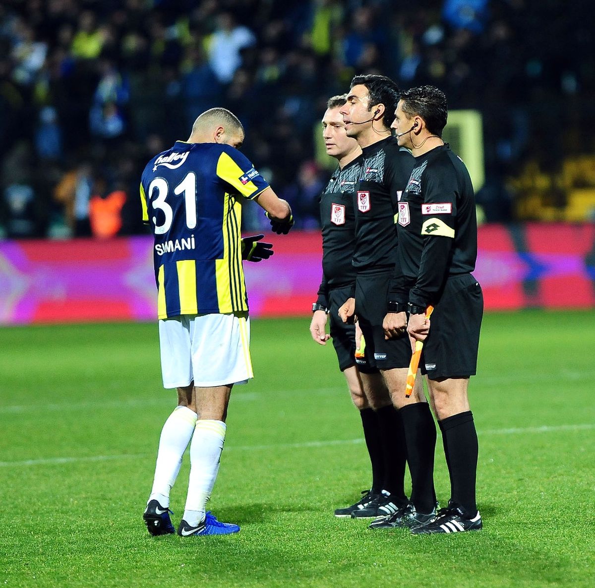 Tribünlerden Slimani\'ye Tepki