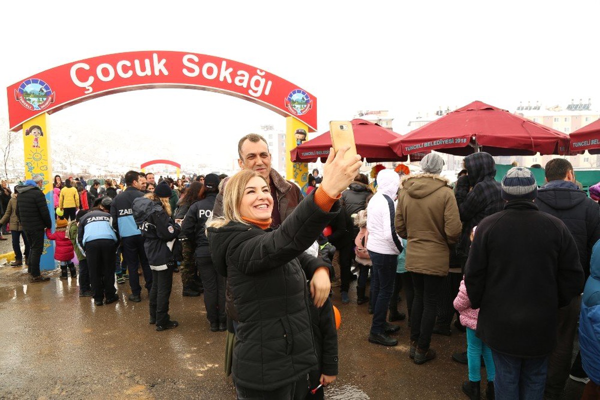 Tunceli\'de Yapılan \'Çocuk Sokağı\'nda Renkli Görüntüler