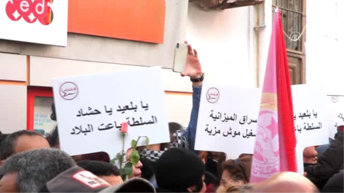 Tunus\'ta Genel Greve Giden Memurlardan Maaş Protestosu
