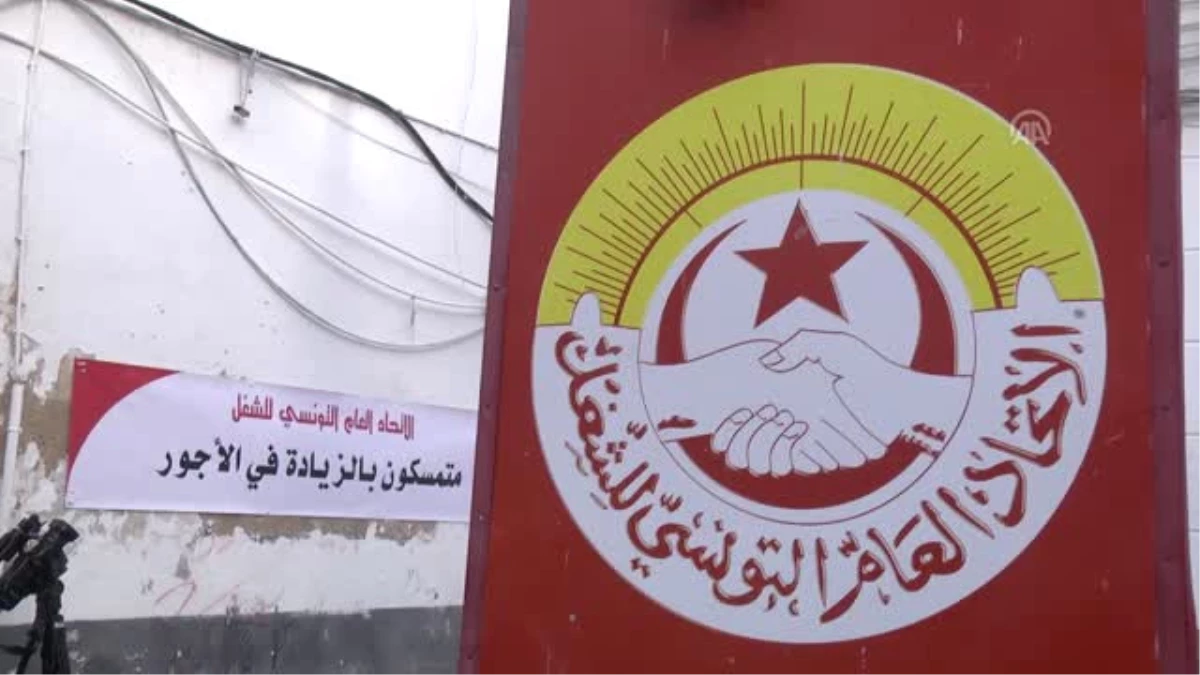 Tunus\'ta Genel Greve Giden Memurlardan Maaş Protestosu (2)