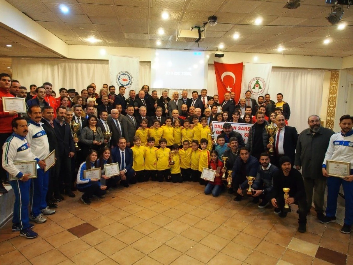 Yağmur, Çamur Demeden Amatör Sporcuları Fotoğrafladı