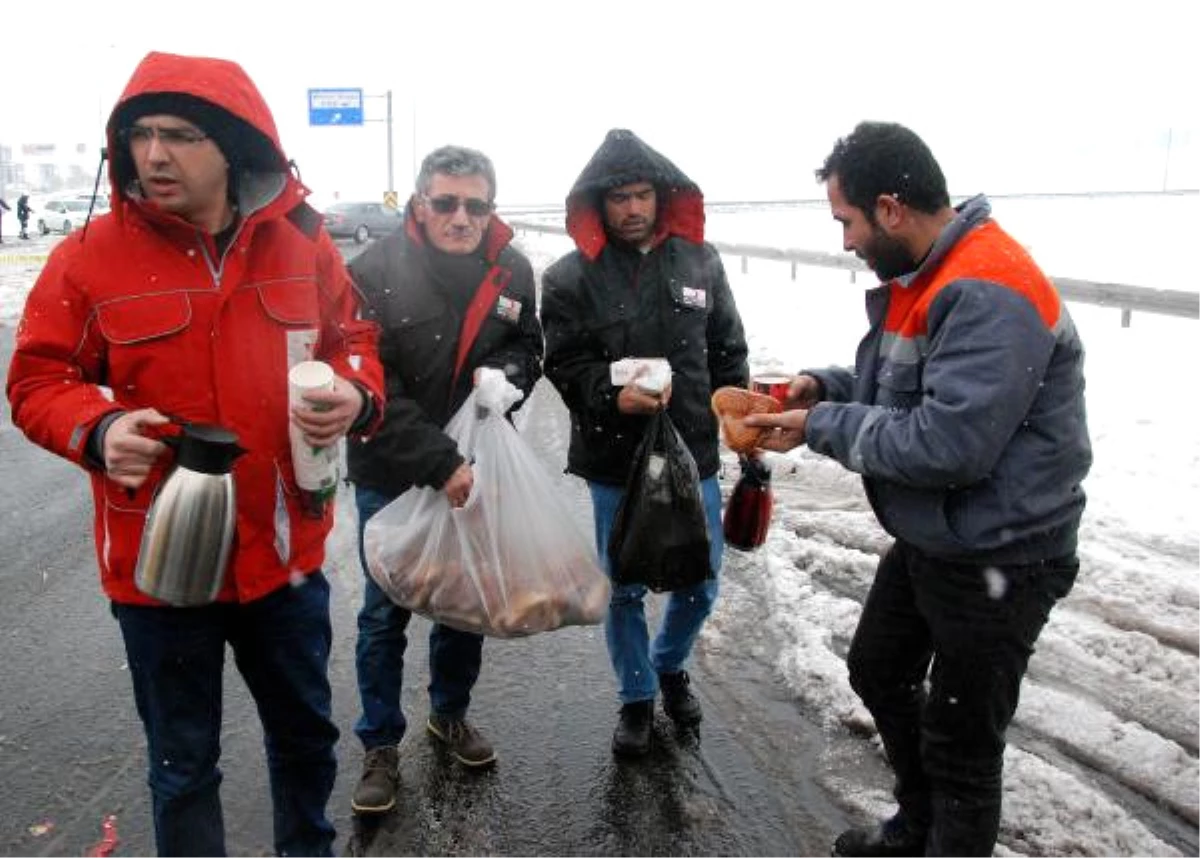 Yolda Kalan Sürücülere Çay ve Poğaça İkramı