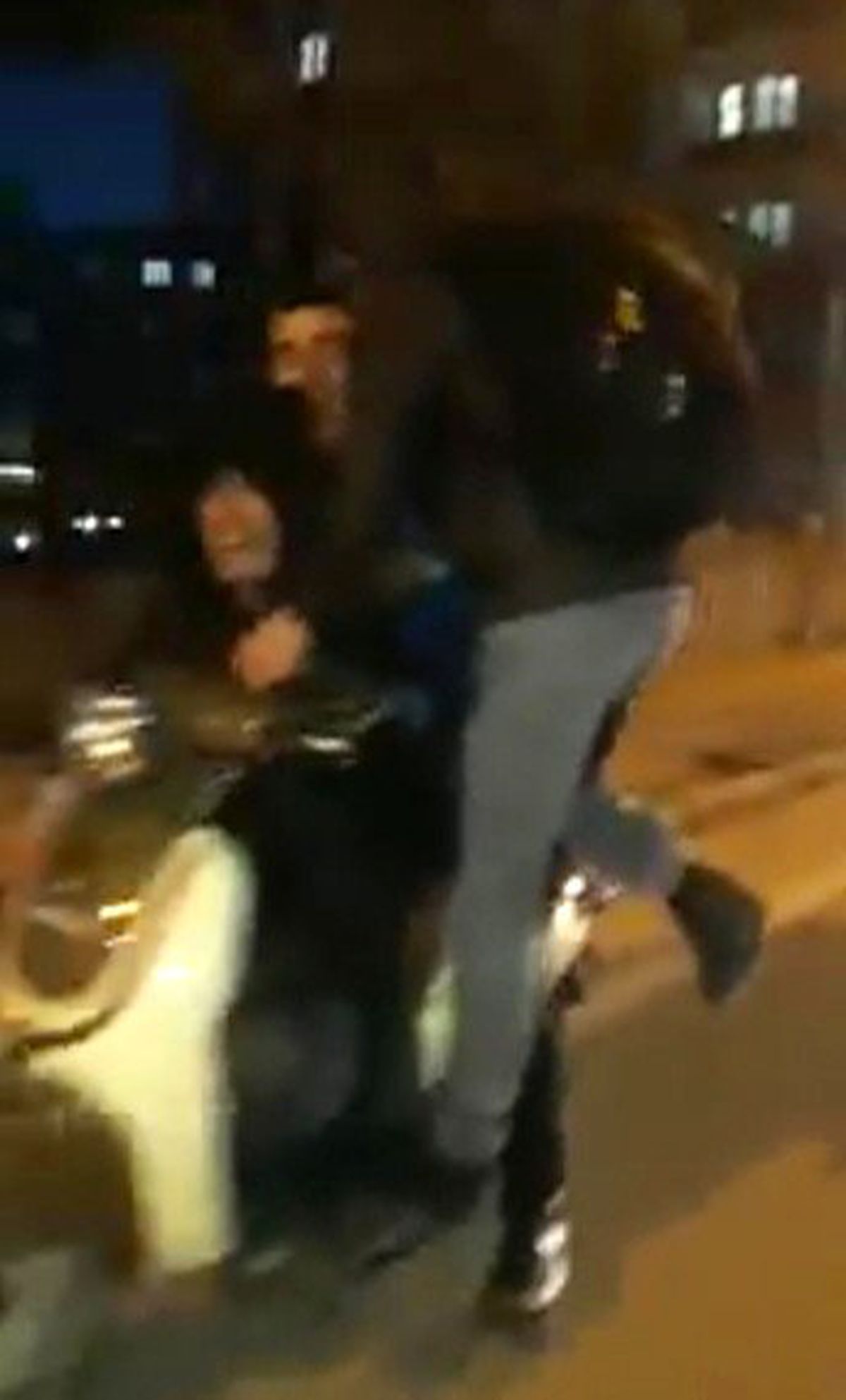 4 Kişi Bindikleri Elektrikli Bisikletten Kameraya El Salladılar