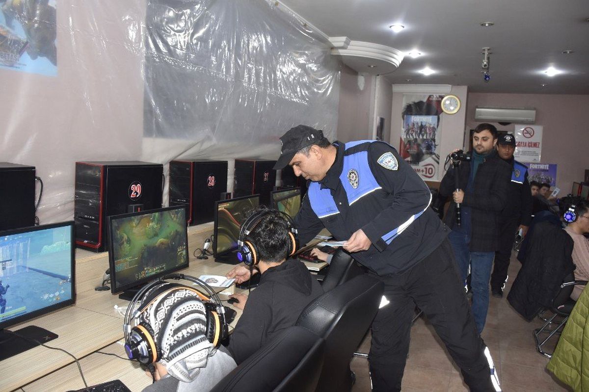 Adana\'da Okul Önlerinde Denetimler Sürüyor