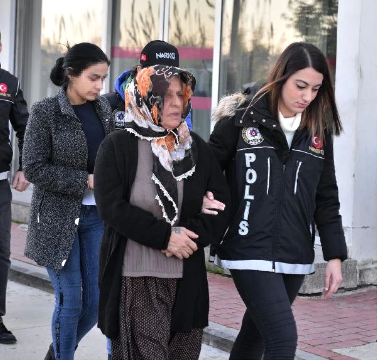 Adana\'da Uyuşturucu Operasyonunda Yakalanan 18 Şüpheli Adliyeye Sevk Edildi