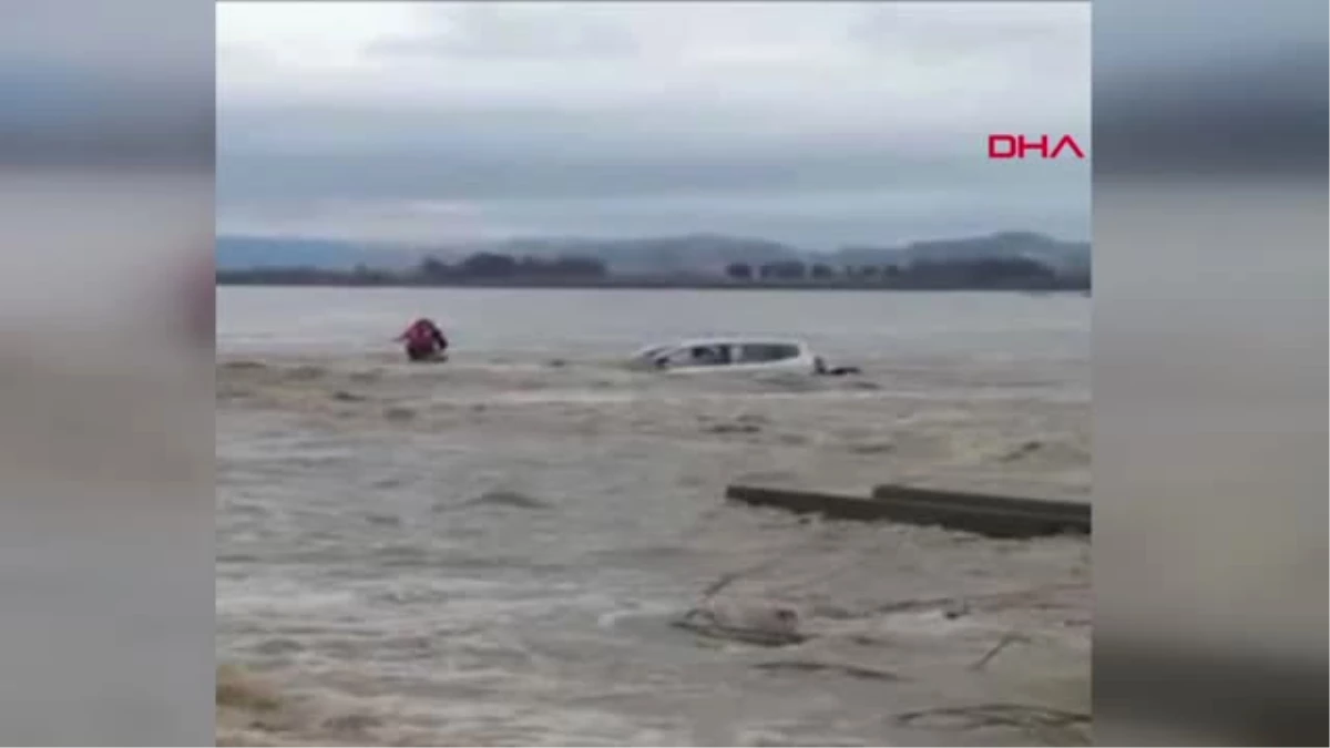 Adana Sel Sularına Otomobiyle Kapılan Kadın, Kepçeyle Kurtarıldı