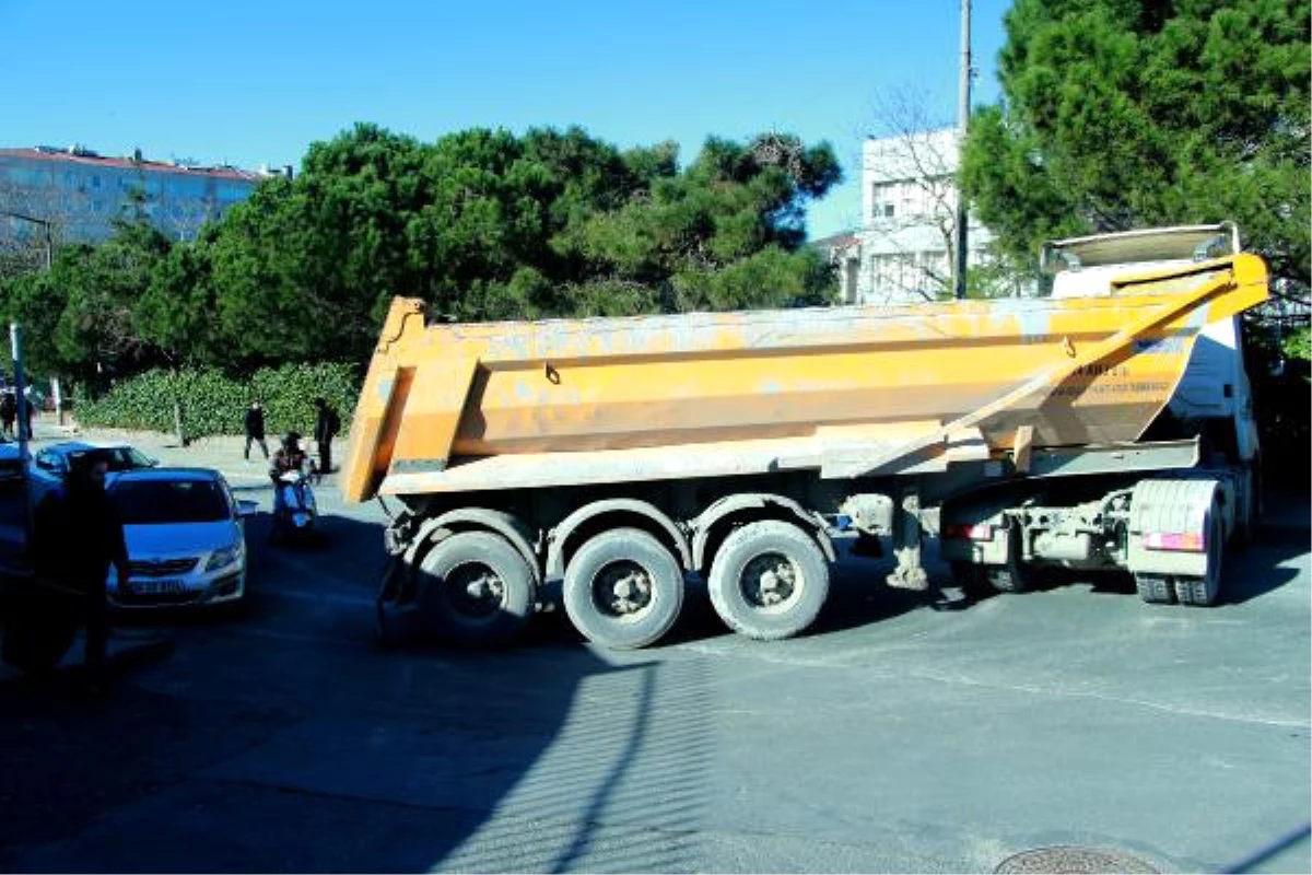 Arıza Yapan Hafriyat Kamyonu Yolu Trafiğe Kapadı