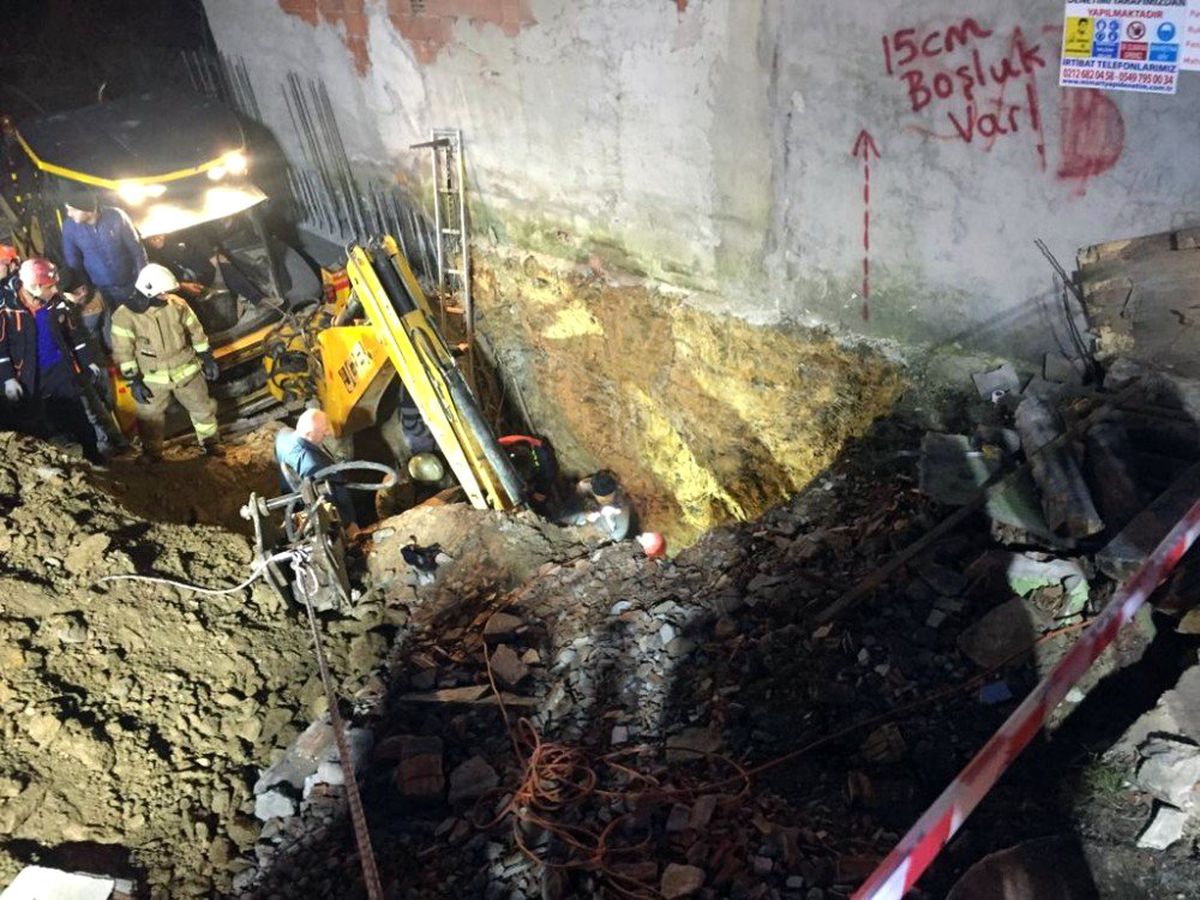 Arnavutköy\'de İnşaat Alanında Toprak Kayması