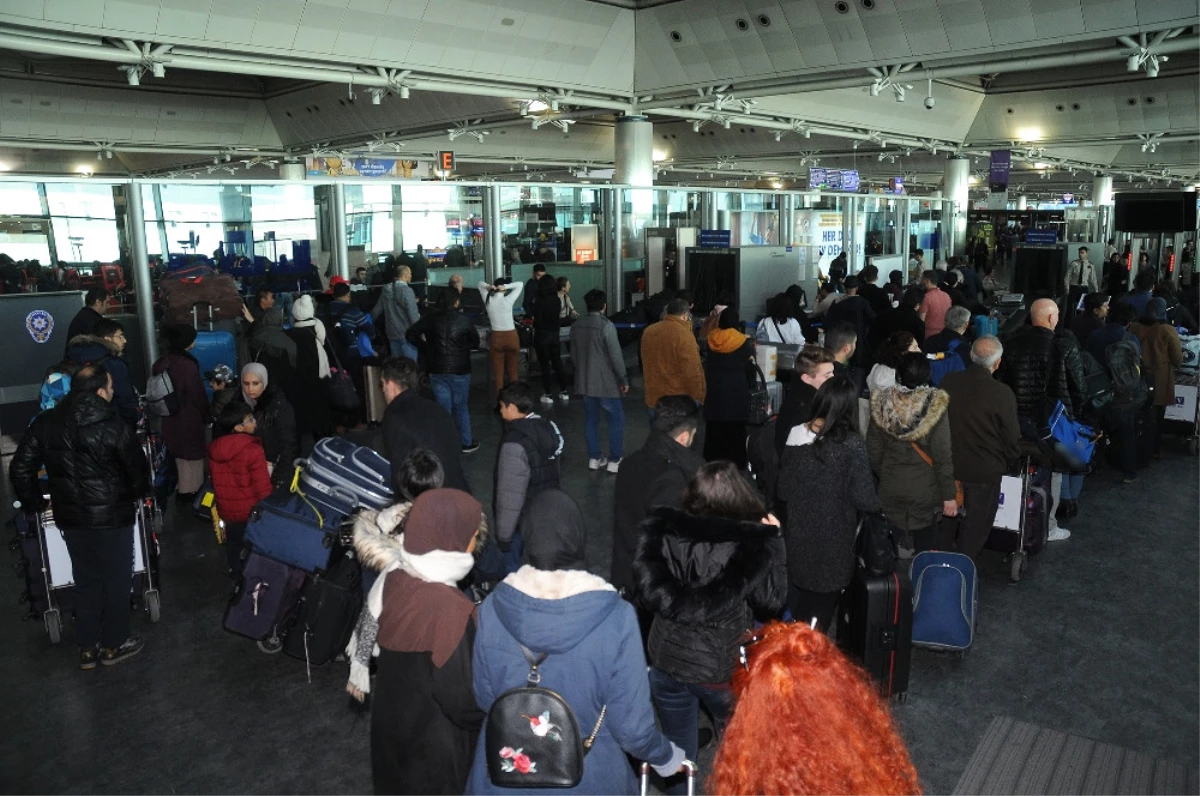 Atatürk Havalimanı\'nda Karne Tatili Yoğunluğu