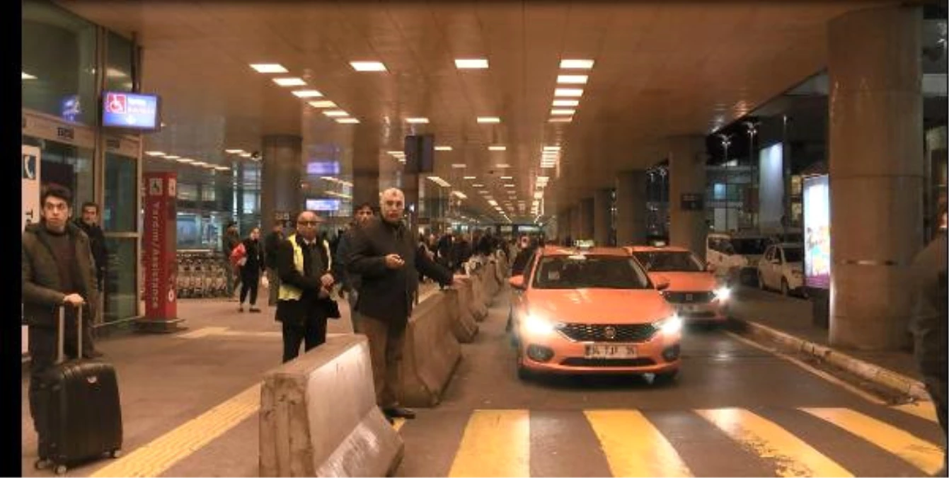 Atatürk Havalimanı\'nda Şüpheli Çantalar Polisi Alarma Geçirdi