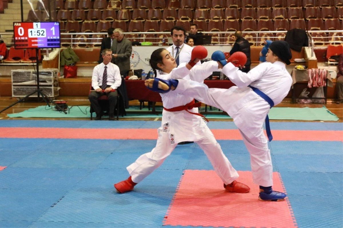 Aydın\'da Karate İl Birinciliği Müsabakaları Gerçekleştirildi