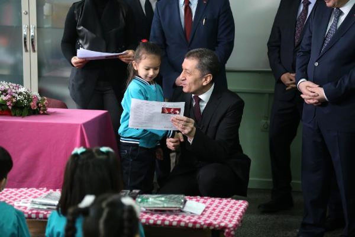 Bakan Selçuk, Birinci Sınıf Öğrencilerine Karnelerini Dağıttı