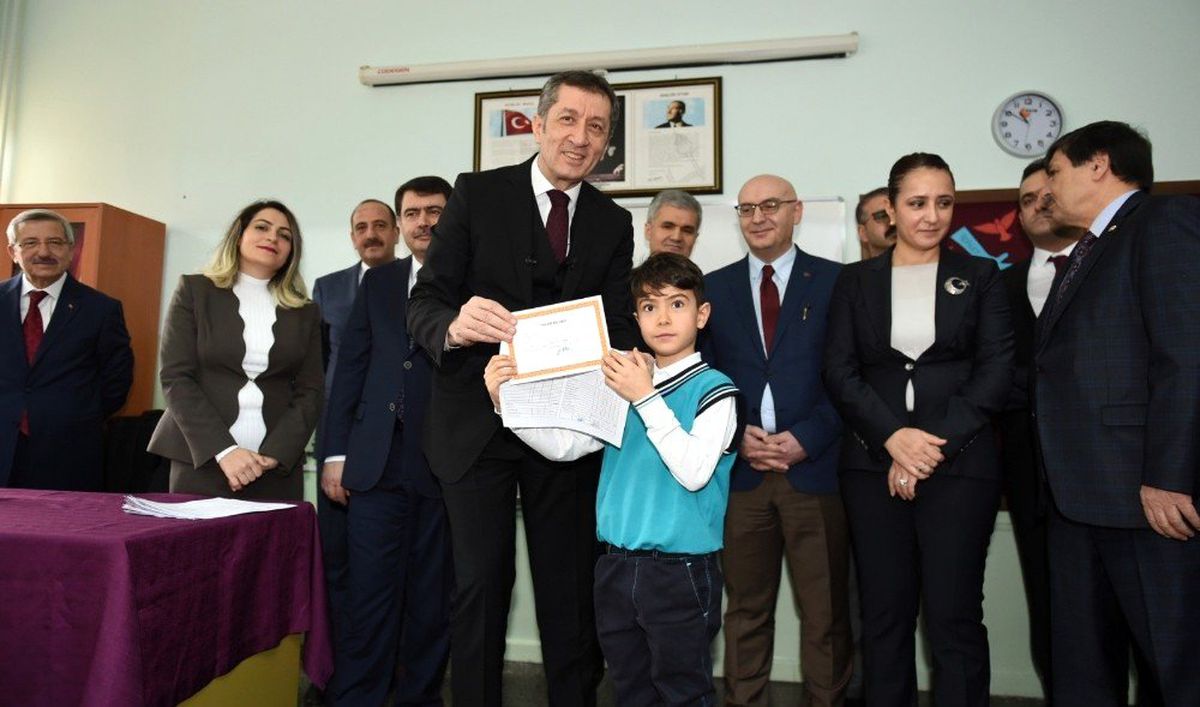 Bakan Selçuk Öğrencilere Karnelerini Dağıttı