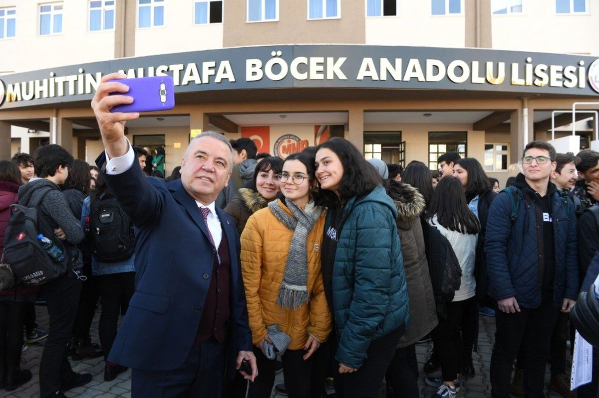 Başkan Böcek, Öğrencilerin Karne Sevincine Ortak Oldu