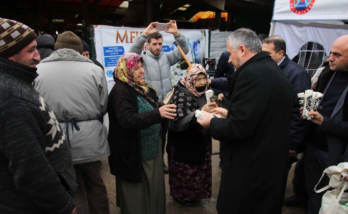 Başkan Kılıç, Pazar Yerinde Bez Çanta Dağıttı