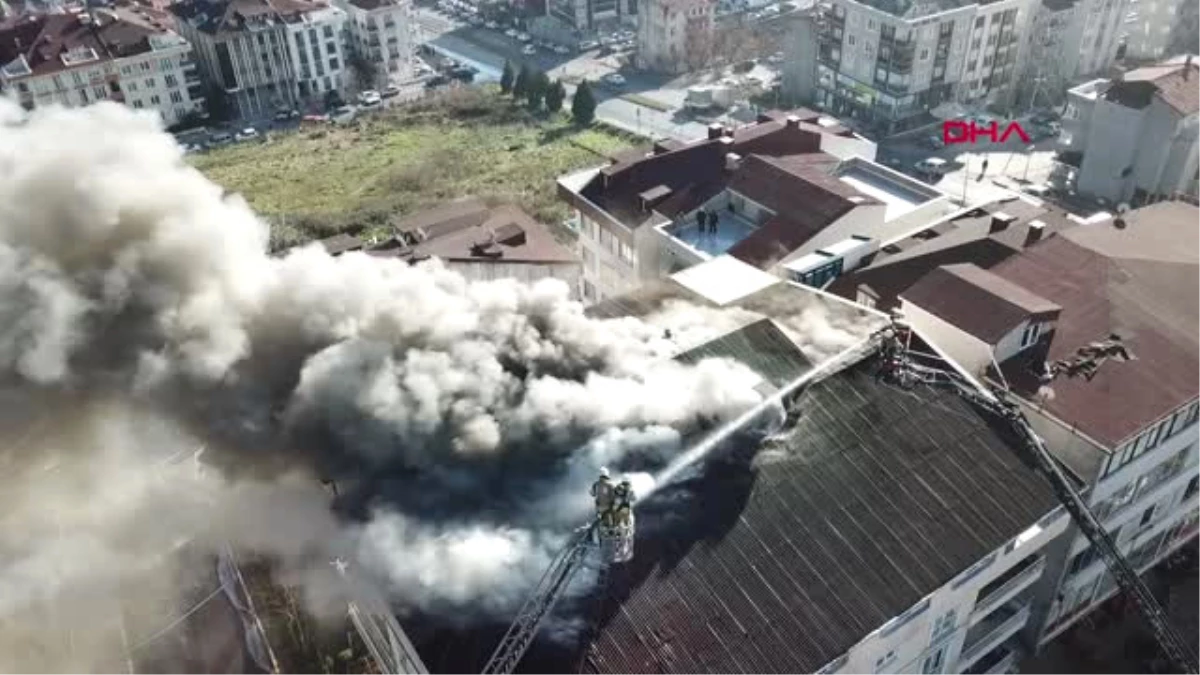 Beylikdüzü\'ndeki Bir Binanın Çatısındaki Yangın Havadan Görüntülendi