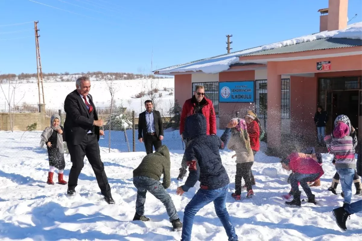 Bingöl\'de Öğrenciler Önce Karne Aldı, Sonra Kartopu Oynadı