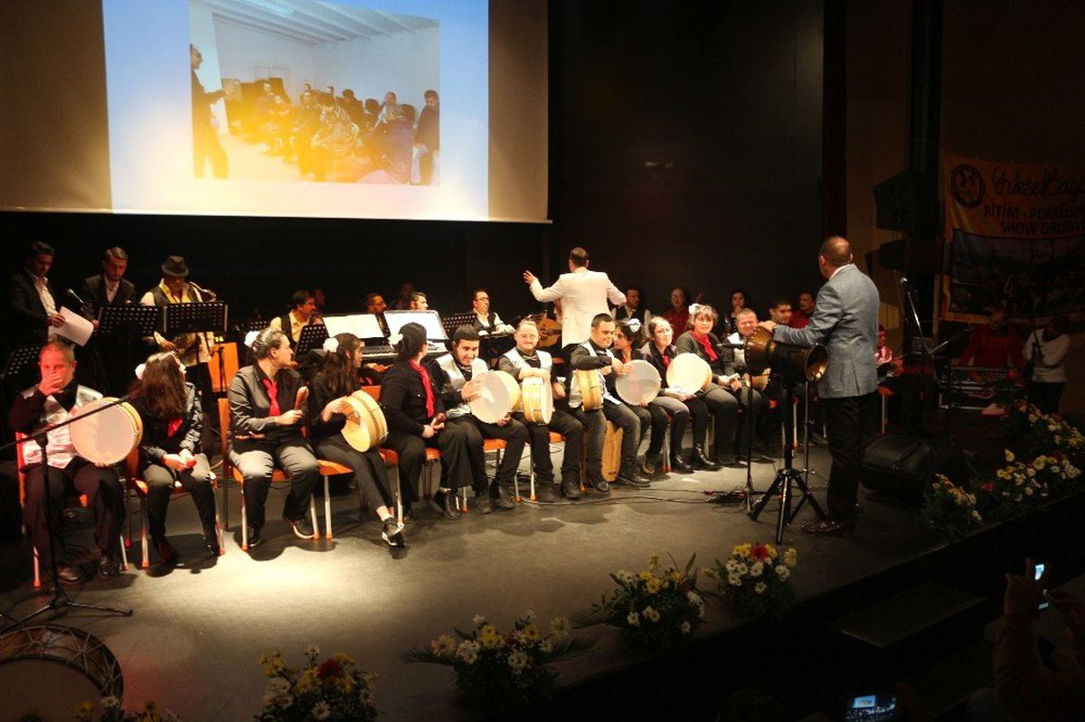 Down Sendromlu Çocuklardan Sahne Performansı
