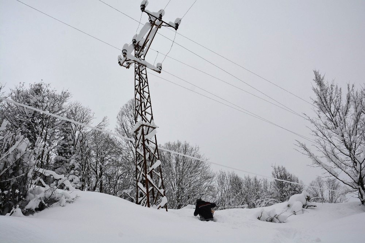 Elektrik Hizmeti Sunmak İçin Kar ve Fırtına ile Mücadele Ediyorlar