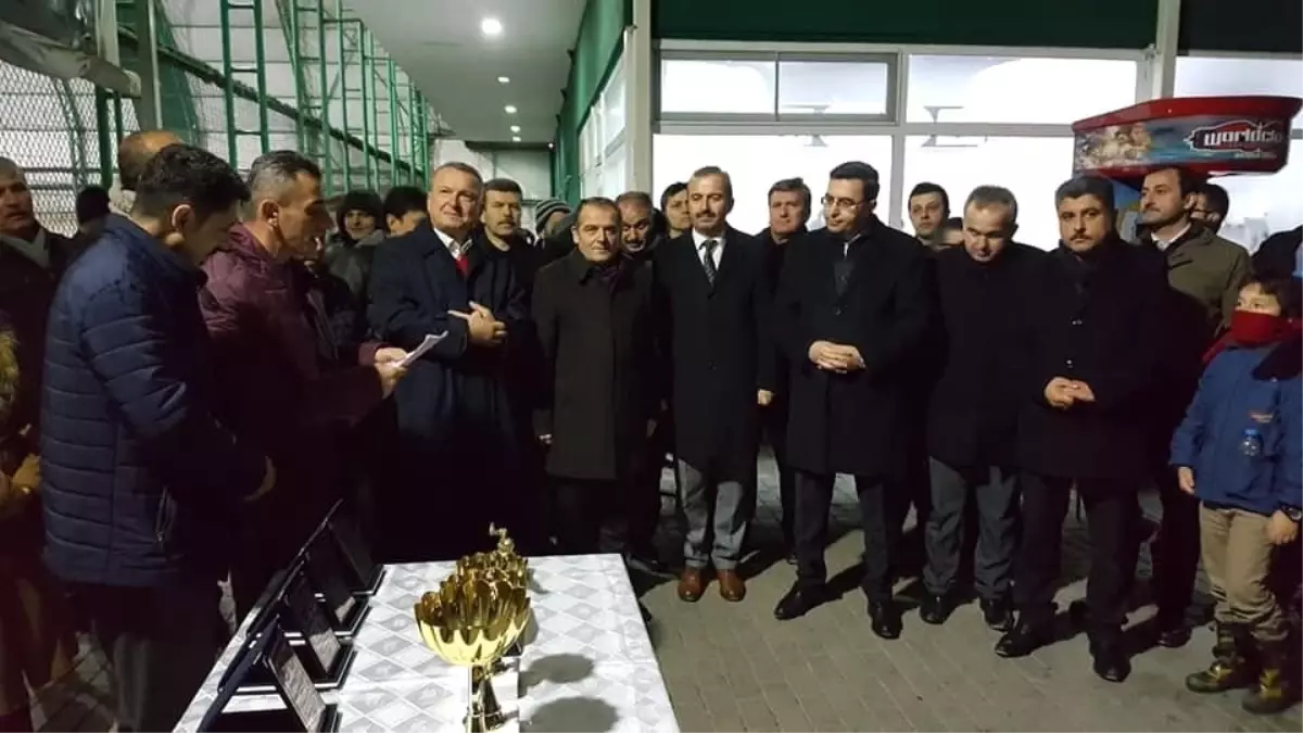 Geleneksel Halı Saha Futbol Turnuvasında Okullar Kupalarını Aldı