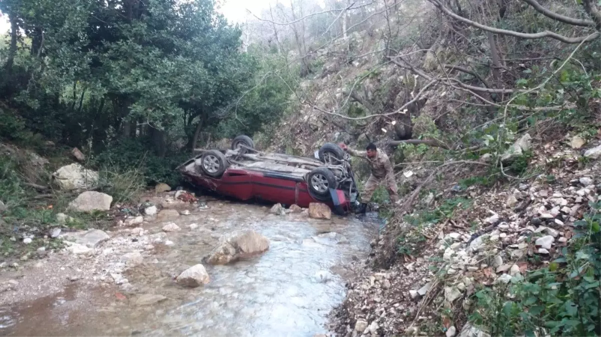 Hatay\'da Otomobil Dereye Uçtu: 4 Yaralı