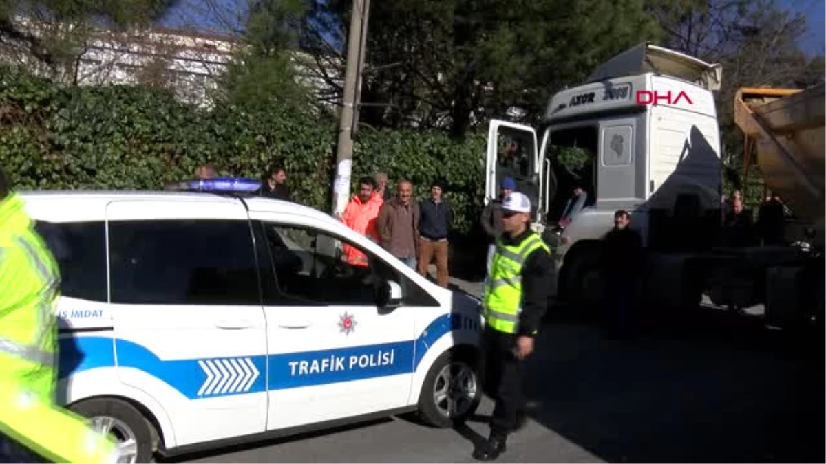 İstanbul- Arıza Yapan Hafriyat Kamyonu Caddeyi Trafiğe Kapattı