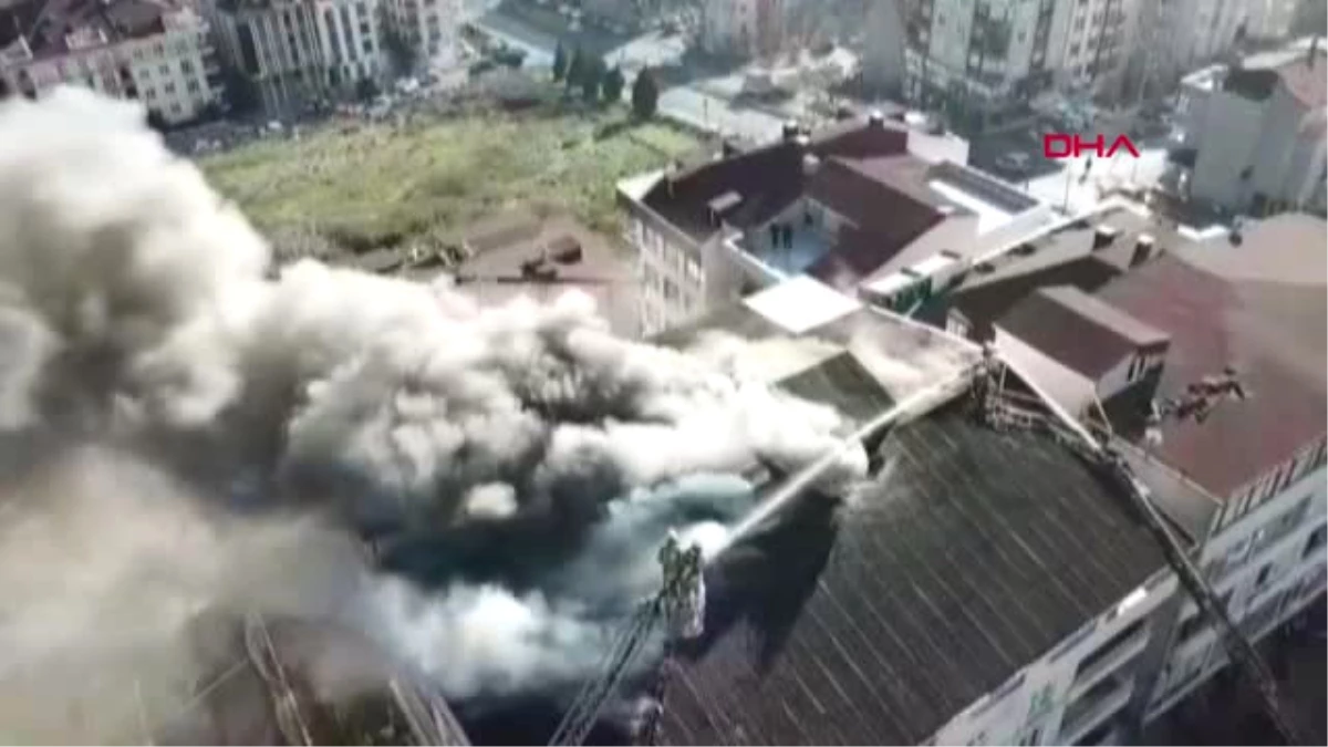 İstanbul- Beylikdüzü\'ndeki Bir Binanın Çatıındaki Yangın Havadan Görüntülendi