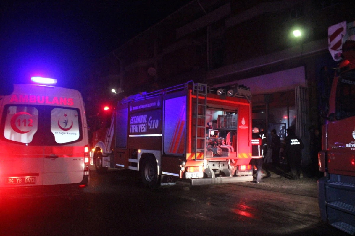 İstanbul\'da Sanayi Sitesinde Yangın: 1 Kişi Öldü