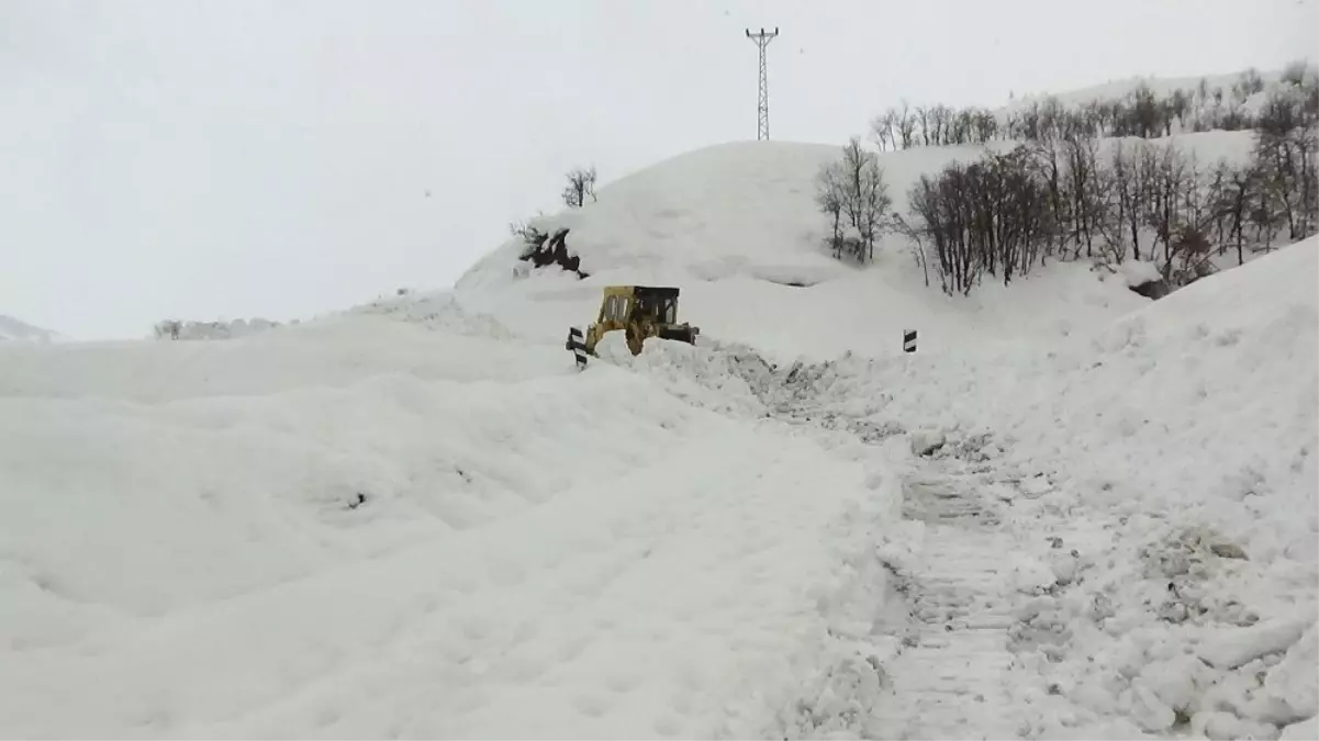 Kar ve Tipiden Kapanan Köy Yolları Ulaşıma Açılıyor