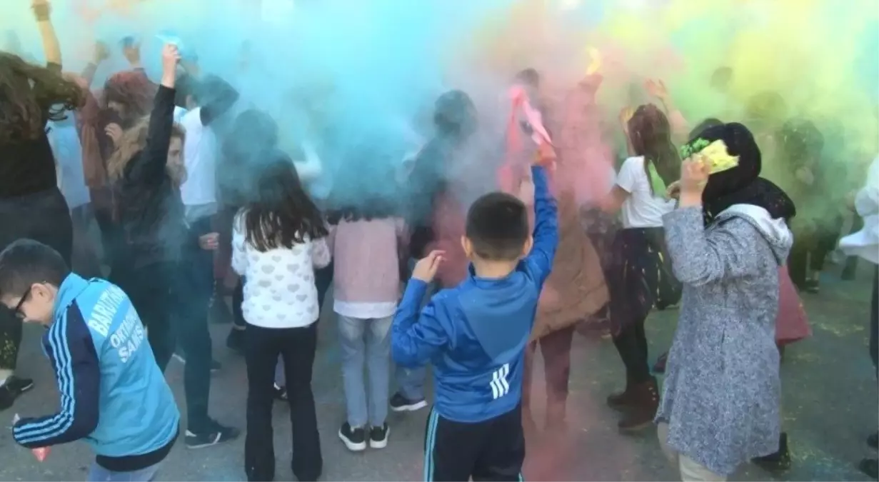 Karne Gününde Hindistan\'a Özgü "Holi Festivali"