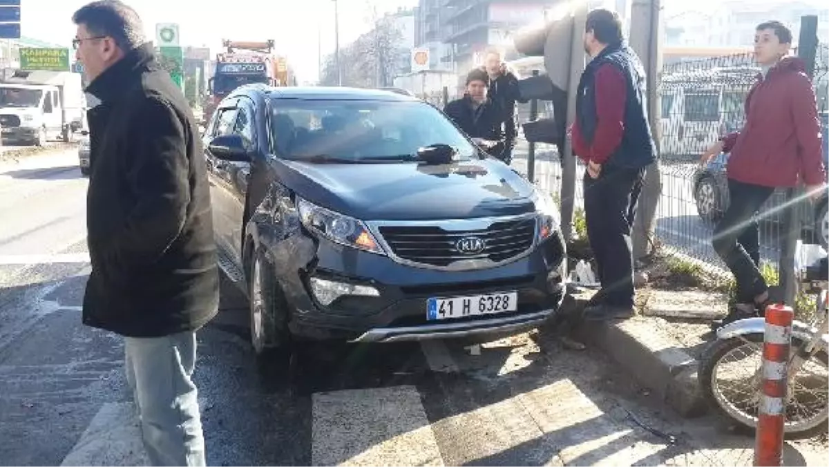 Karne Kutlamasına Giderken Kaza Yaptılar: 2\'si Öğrenci, 3 Yaralı