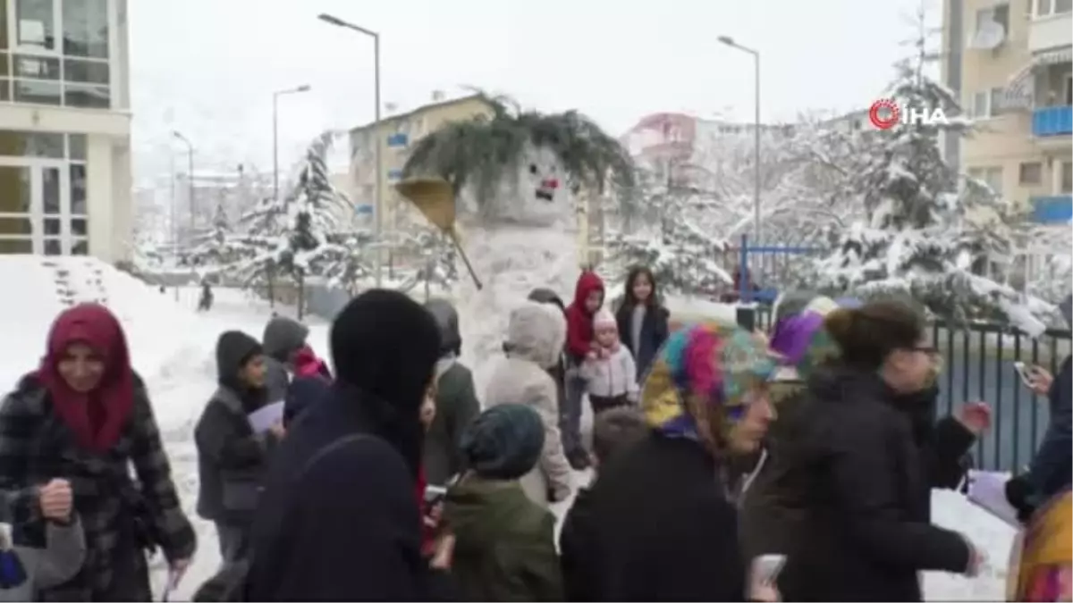 Karnesini Alan Dev Kardan Adamına Yanına Koştu