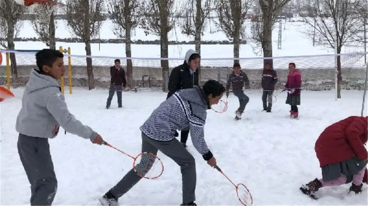 Kars\'ta Köy Okulundaki Çocuklar Badmintonla Tanıştı