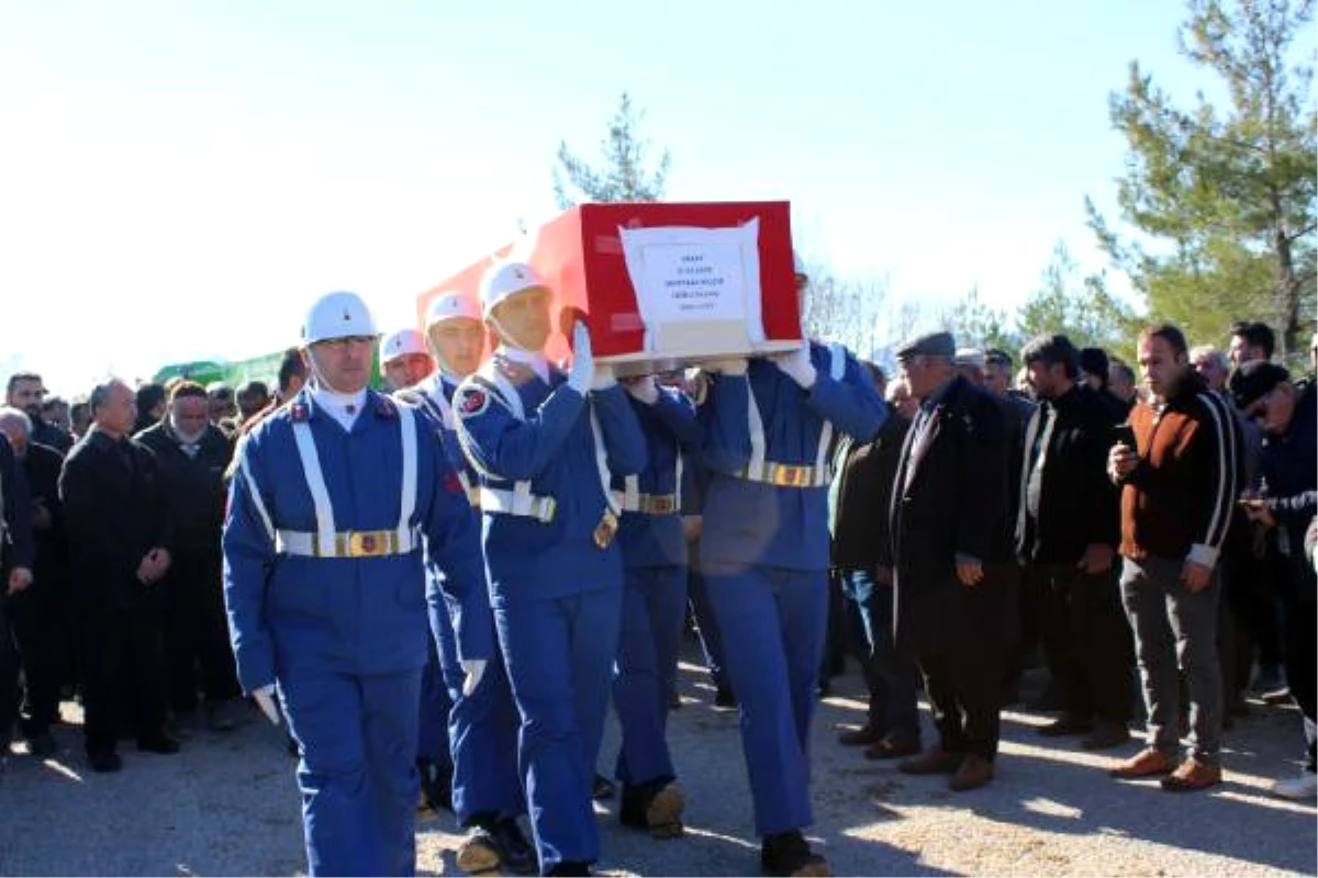Konya\'daki Kazada Ölen Uzman Çavuş ile Ailesi Toprağa Verildi